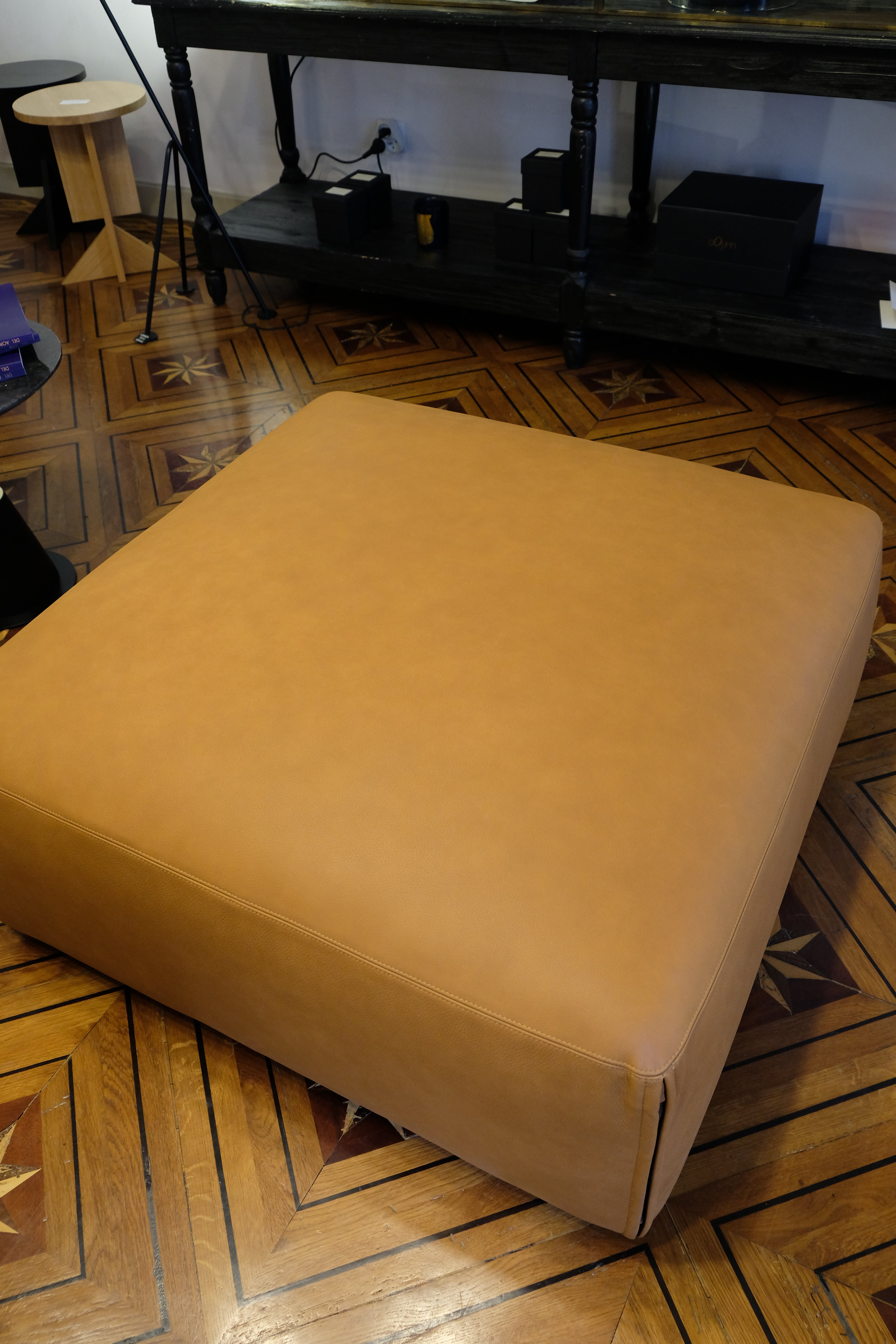 Ottoman pouf en cuir Mura - Camel - Tacchini - Design Italien - Maison Caldeira