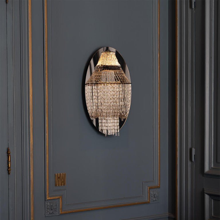 Applique murale Lampe C illuminant un mur d’entrée, effet de gouttelettes de lumière, DCW éditions