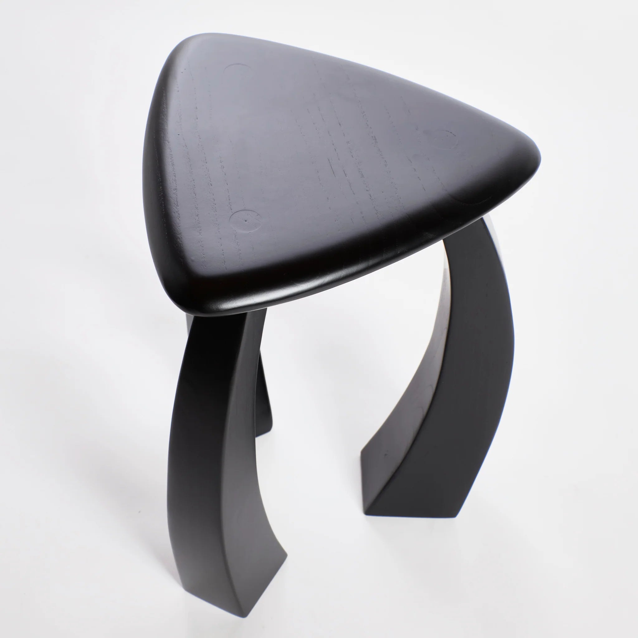 Arc de Stool '52 – Table d’Appoint en Châtaignier Noir Verni - Maison Caldeira