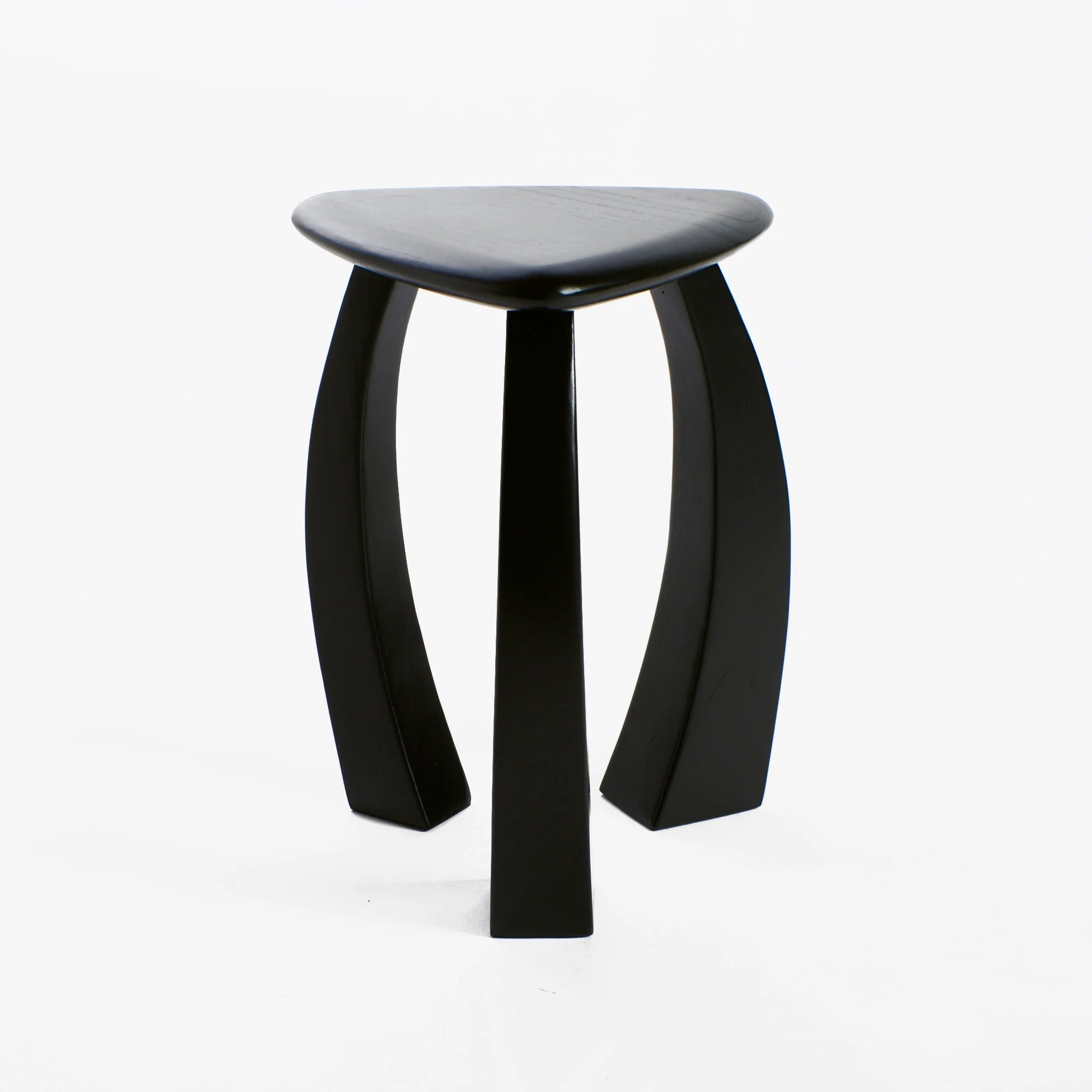 Arc de Stool '52 – Table d’Appoint en Châtaignier Noir Verni - Maison Caldeira