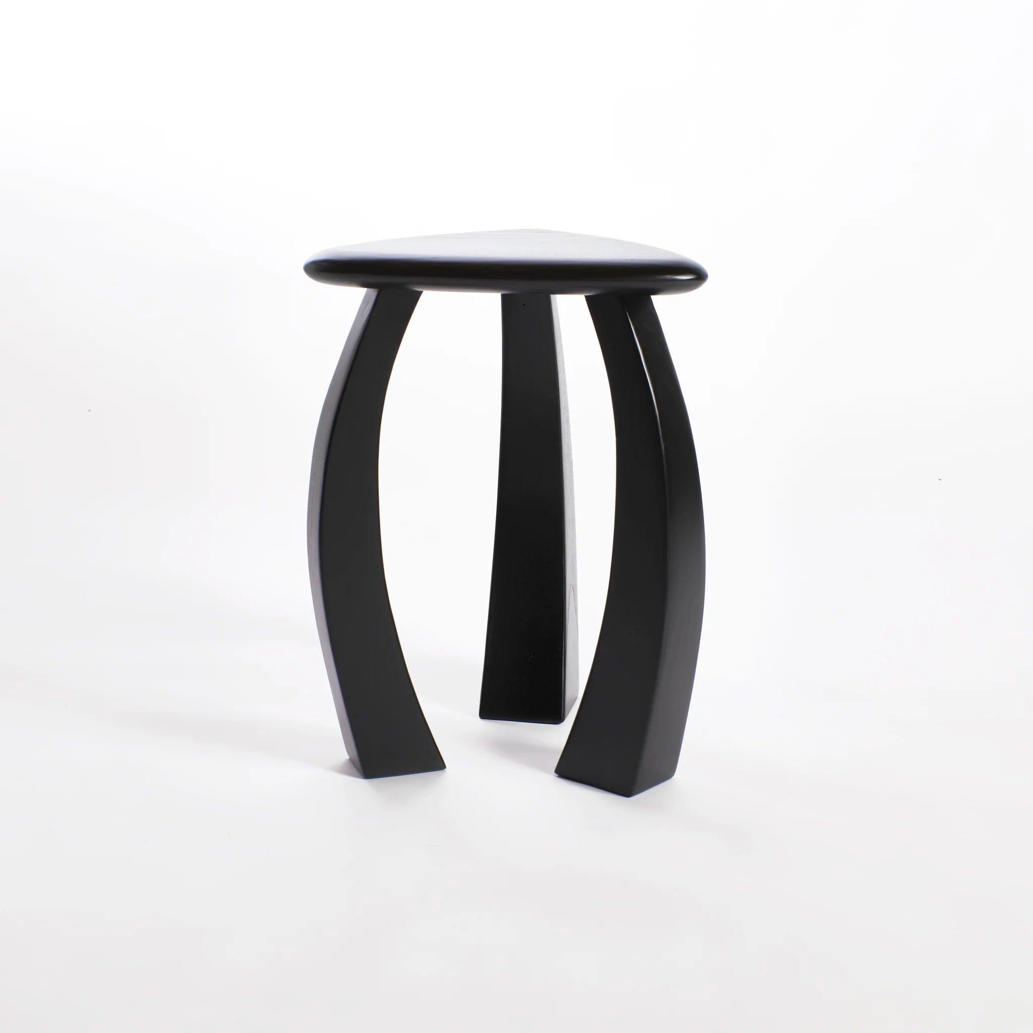 Arc de Stool '52 – Table d’Appoint en Châtaignier Noir Verni - Maison Caldeira