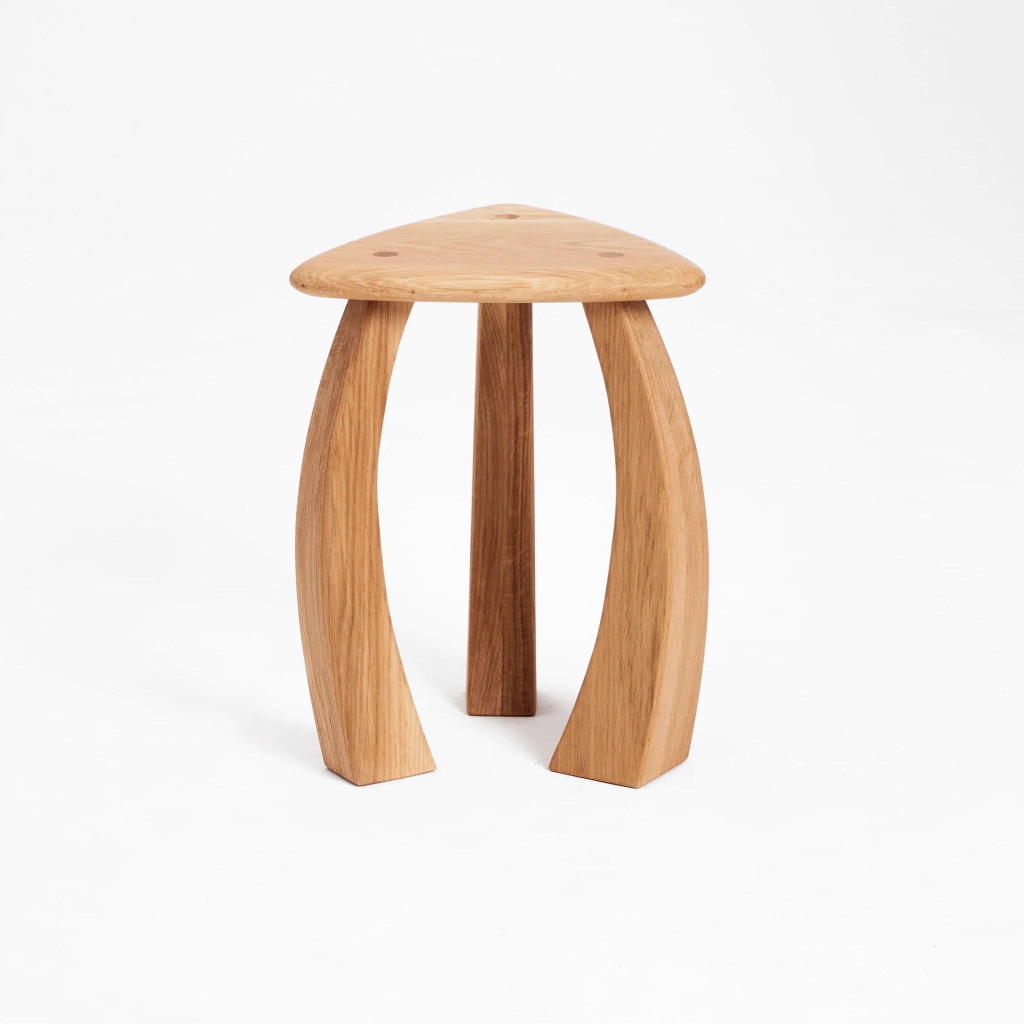 Arc de Stool '52 – Table d’Appoint Sculptée en Chêne Massif - Maison Caldeira