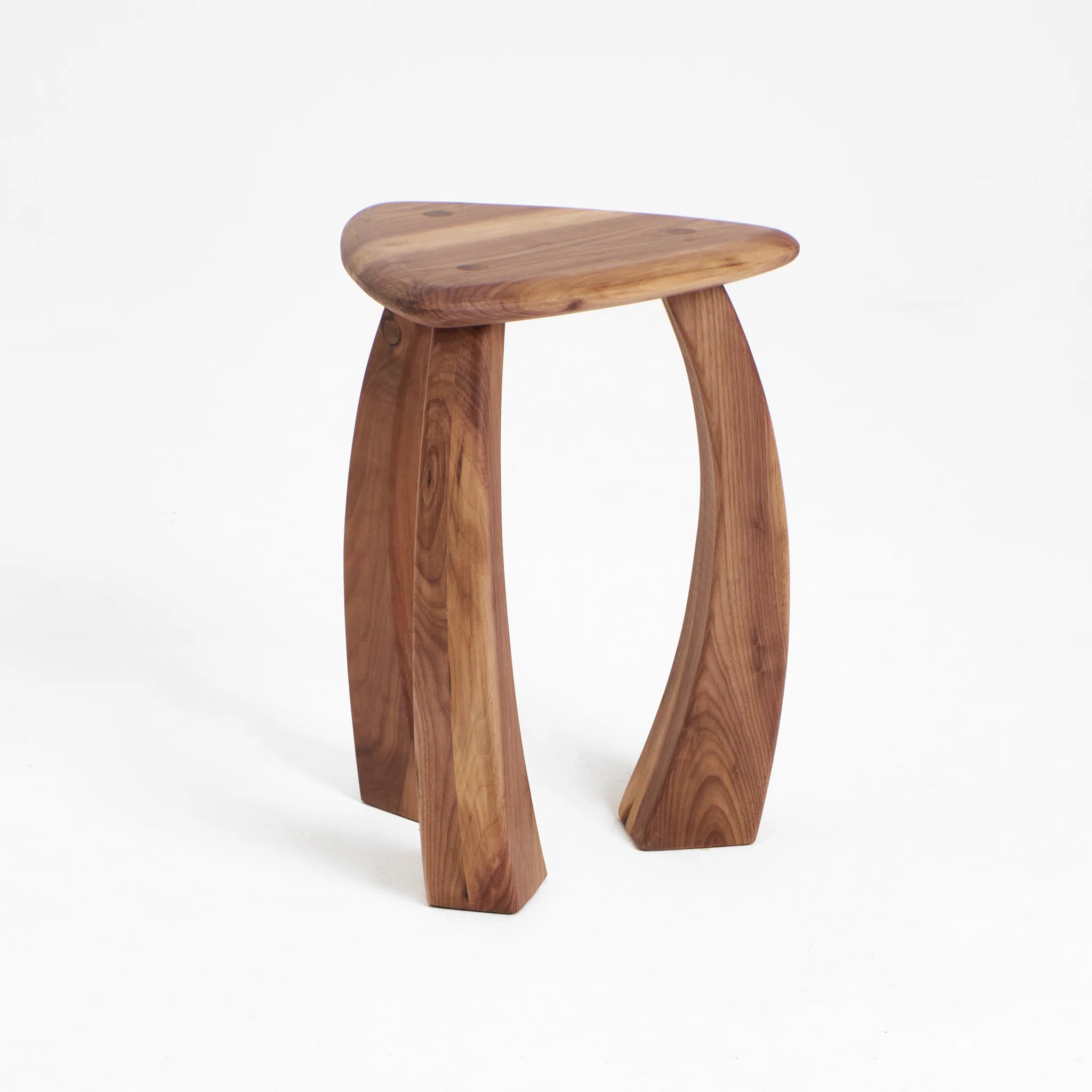 Arc de Stool '52 – Table d’Appoint Sculpturale en Noyer Massif - Maison Caldeira