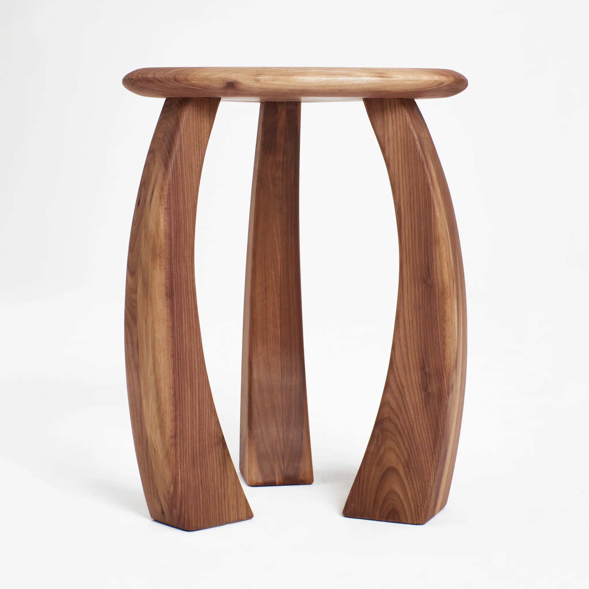Arc de Stool '52 – Table d’Appoint Sculpturale en Noyer Massif - Maison Caldeira