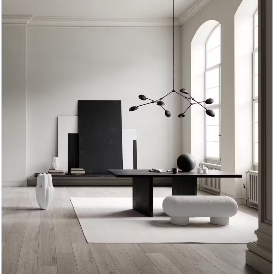 Vue d’ensemble du Banc Big Foot en bouclette blanche de 101 Copenhagen – design scandinave sculptural