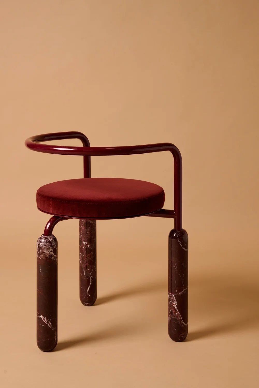 Détail de la chaise Malmousque Bordeaux : assise ronde en velours et piètement marbre marron