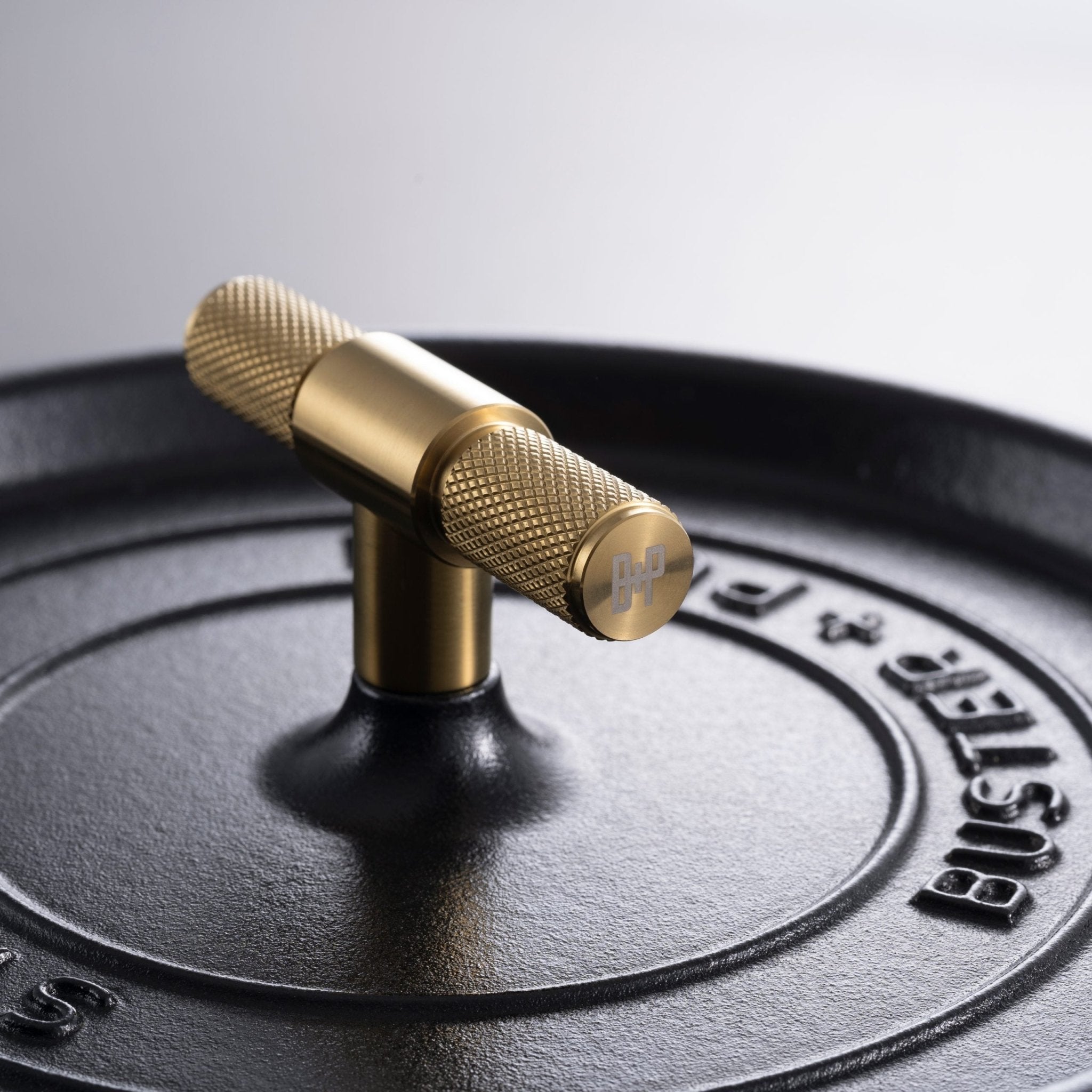 Cocotte Staub ⌀ 24CM - Buster and punch - Design Contemporain - Maison Caldeira