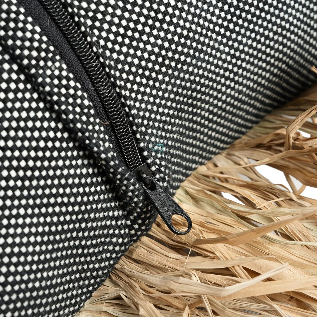 La housse de coussin en coton Bonita - Noir naturel - 30x50 - Bazar Bizar - Méditerranée - Maison Caldeira