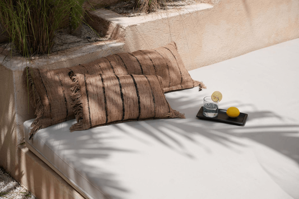 La housse de coussin Oh My Gee - Beige Noir - 35x100 - Bazar Bizar - Méditerranée - Maison Caldeira