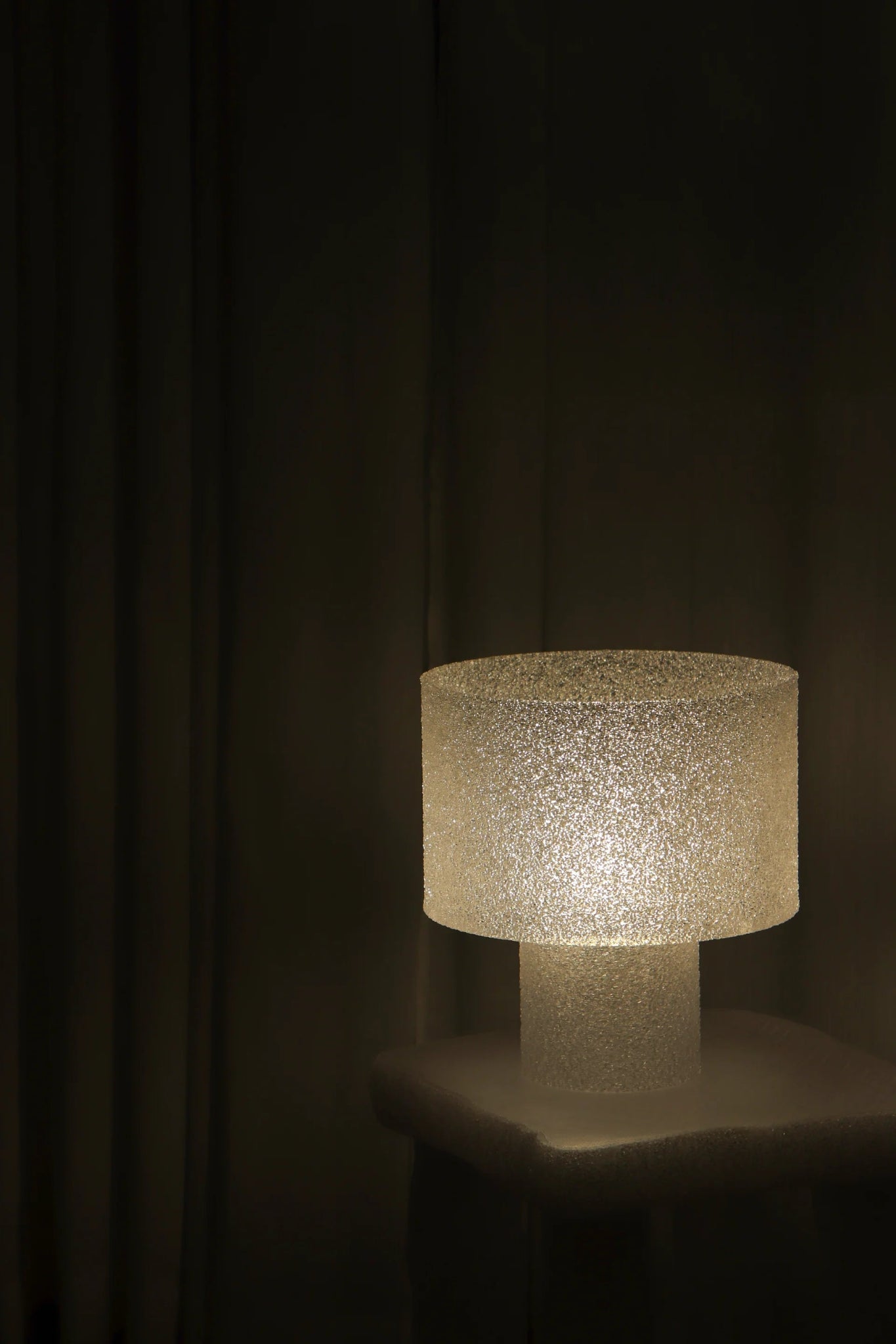 La lampe à poser Decembre par 91‑92 — lumière sculptée, douceur tactile - Caldeira