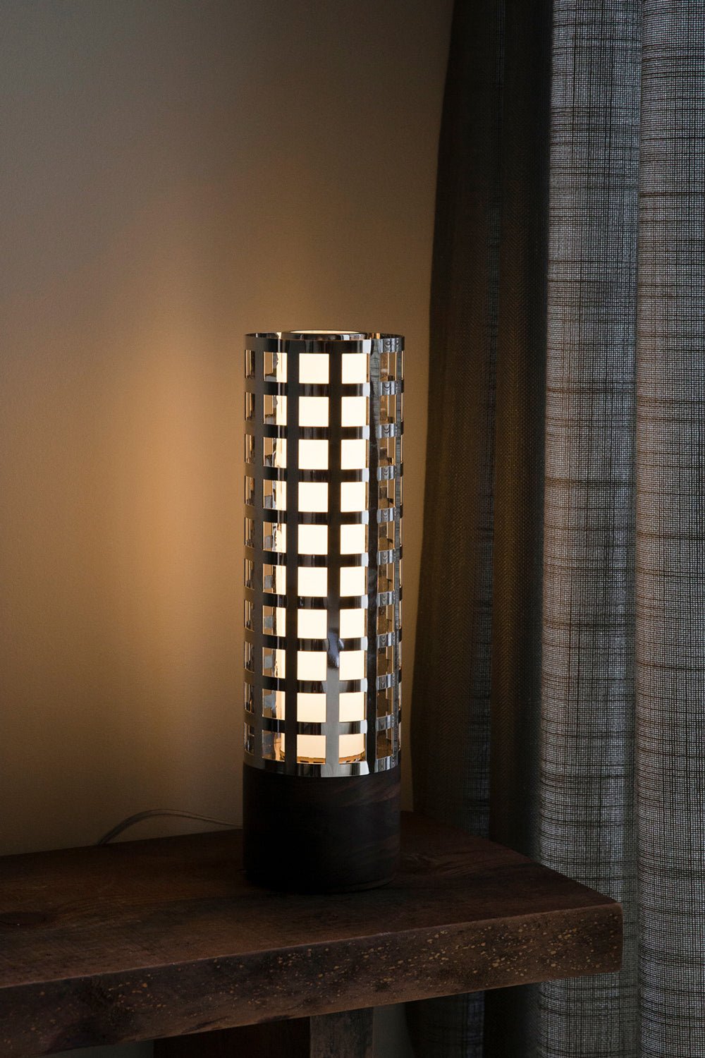 La lampe à poser Standing Steel - Caldeira