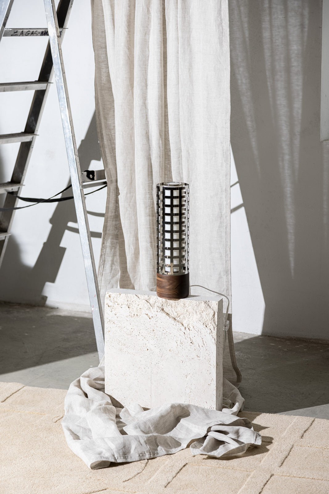 La lampe à poser Standing Steel - Caldeira