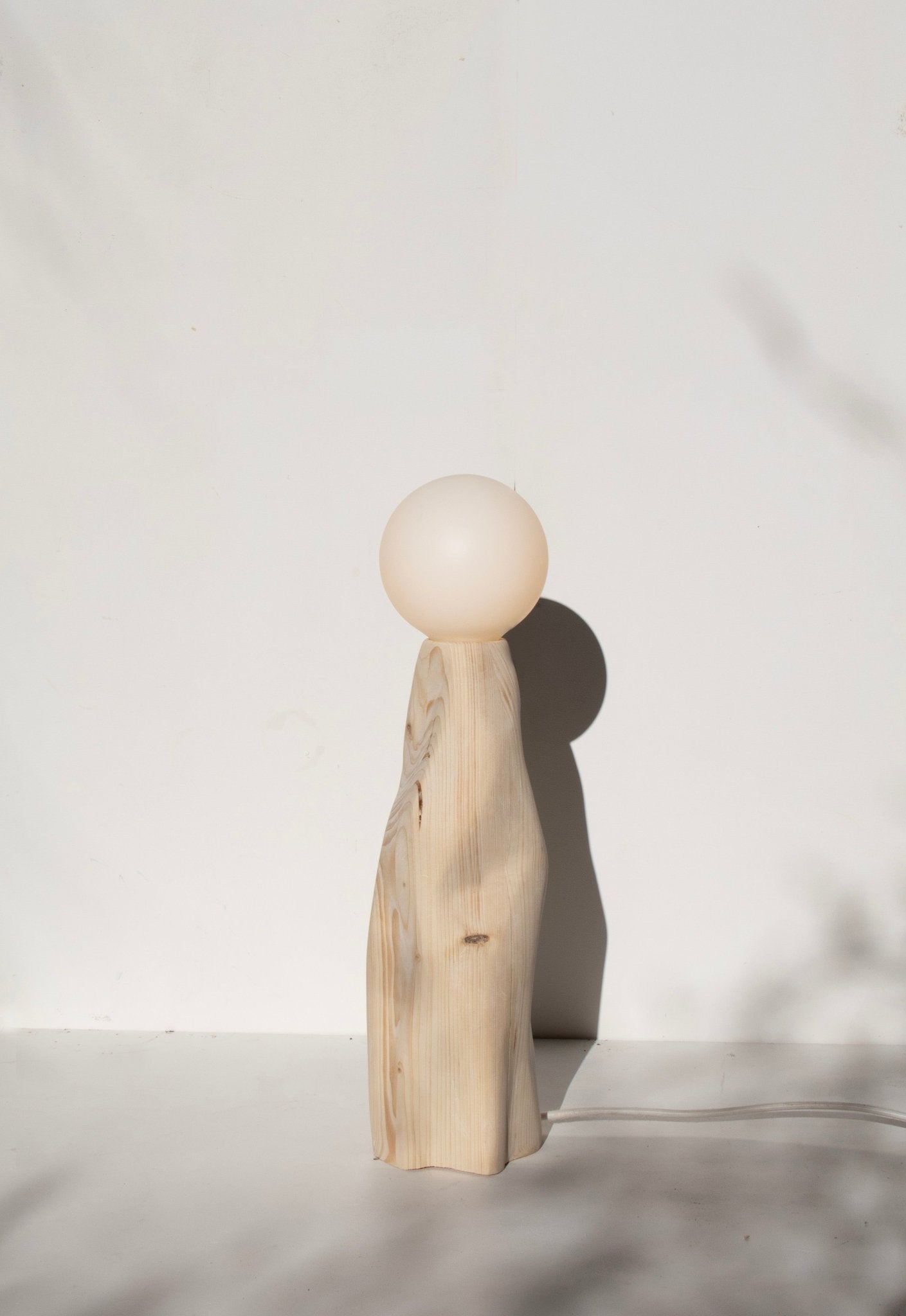 Lampe Cléo en pin sculpté - Alice Lahana - Méditerranée - Maison Caldeira