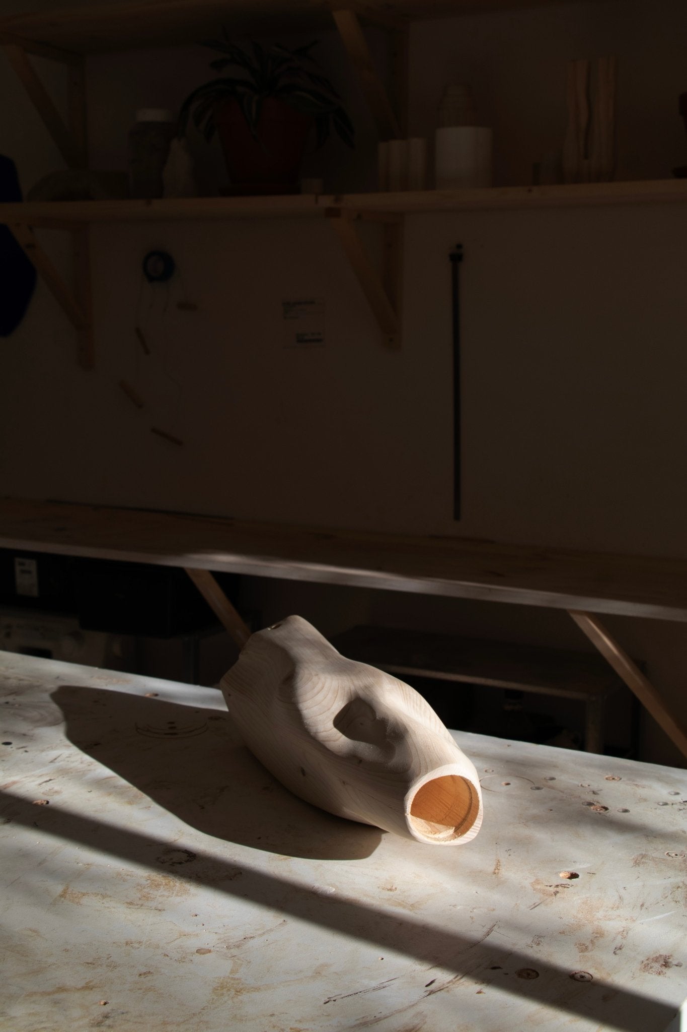 Lampe Cléo en pin sculpté - Alice Lahana - Méditerranée - Maison Caldeira