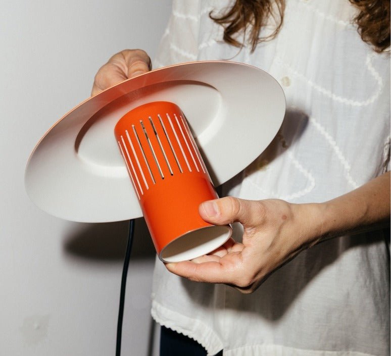 Détail de l’abat‑jour Pholc Lille 24 Red Orange en métal rouge orange