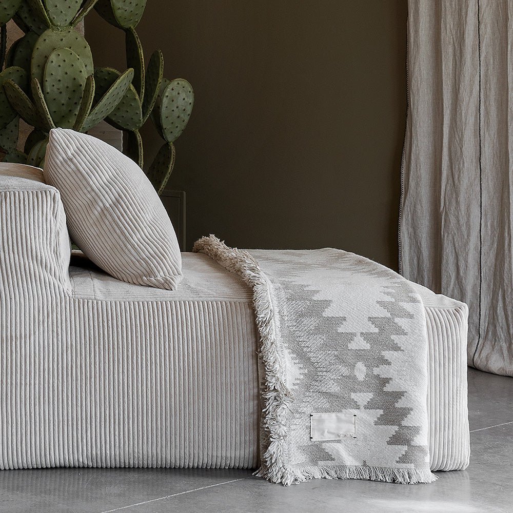 SLOW SOLO Ivory – chauffeuse velours côtelé sculpturale par Bed and Philosophy - Caldeira