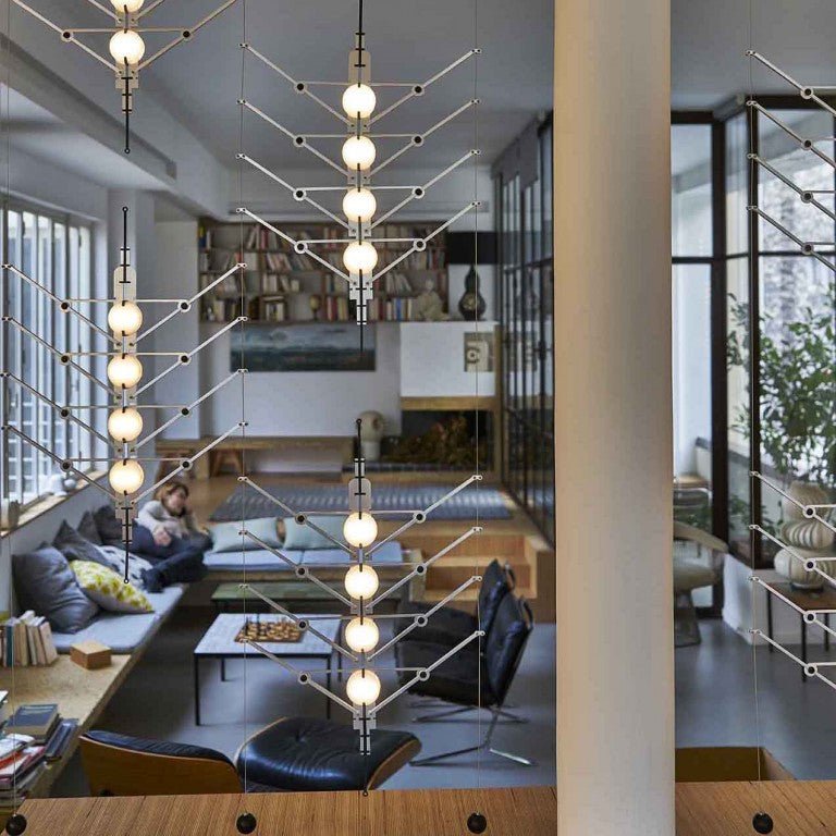 Plusieurs suspensions VVV modulaires DCW éditions, éclairage design Maison Caldeira