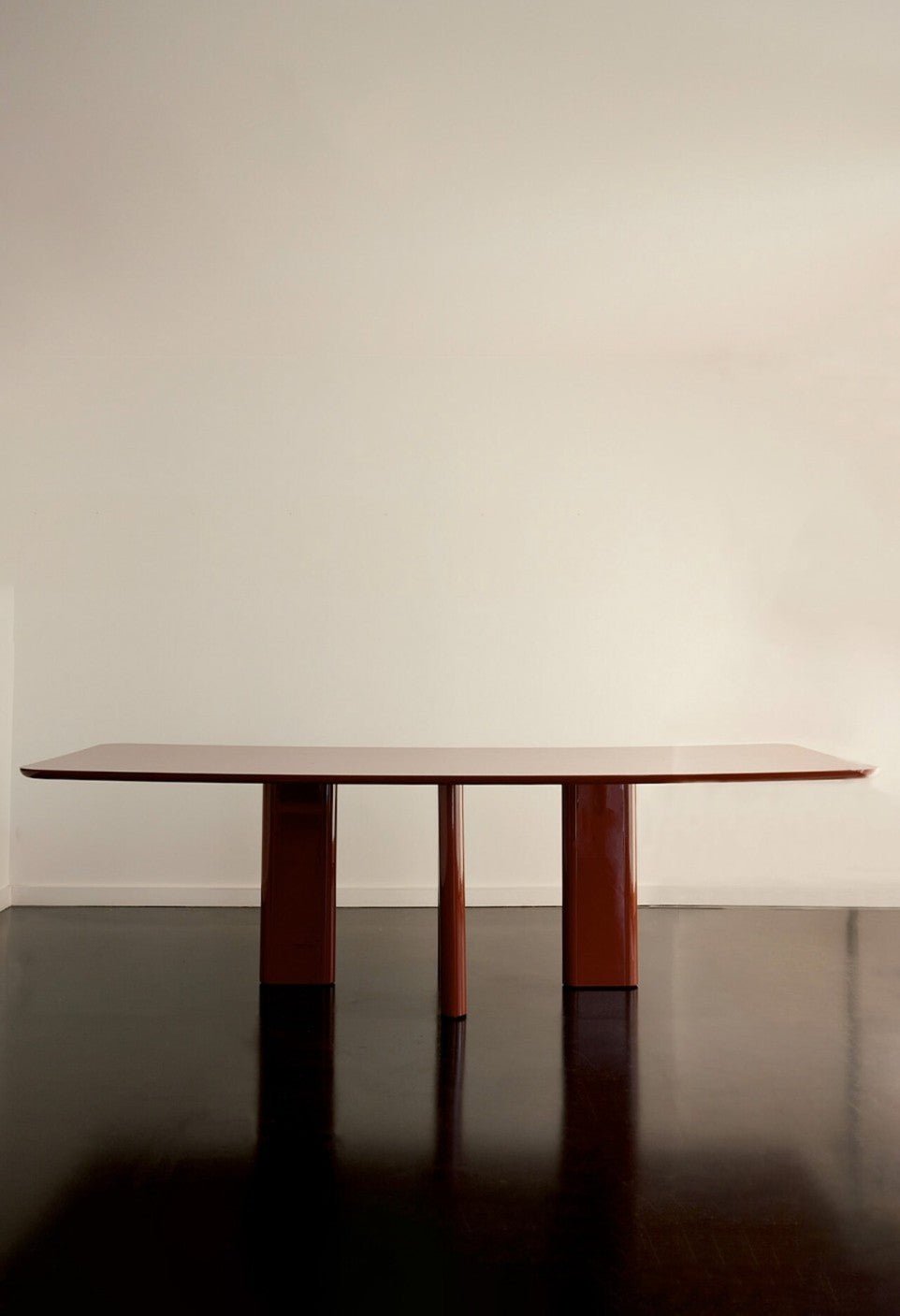 Table A Manger Rectangulaire Joe - Bois Laqué Bordeaux - Maison Caldeira
