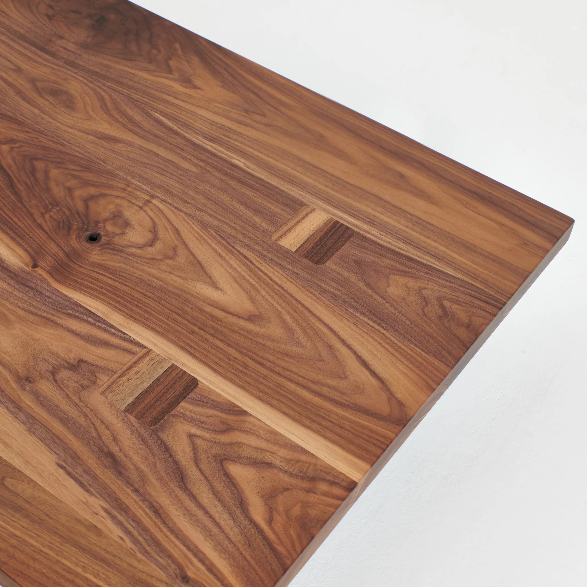 Table Basse Nazaré - Noyer sculpté - Maison Caldeira