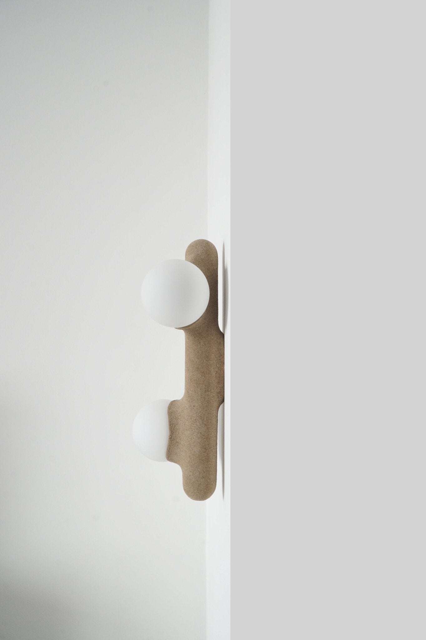 Applique murale design Prickly Pear en céramique finition sable, globe opalin diffusant une lumière douce – Mickaël Koska
