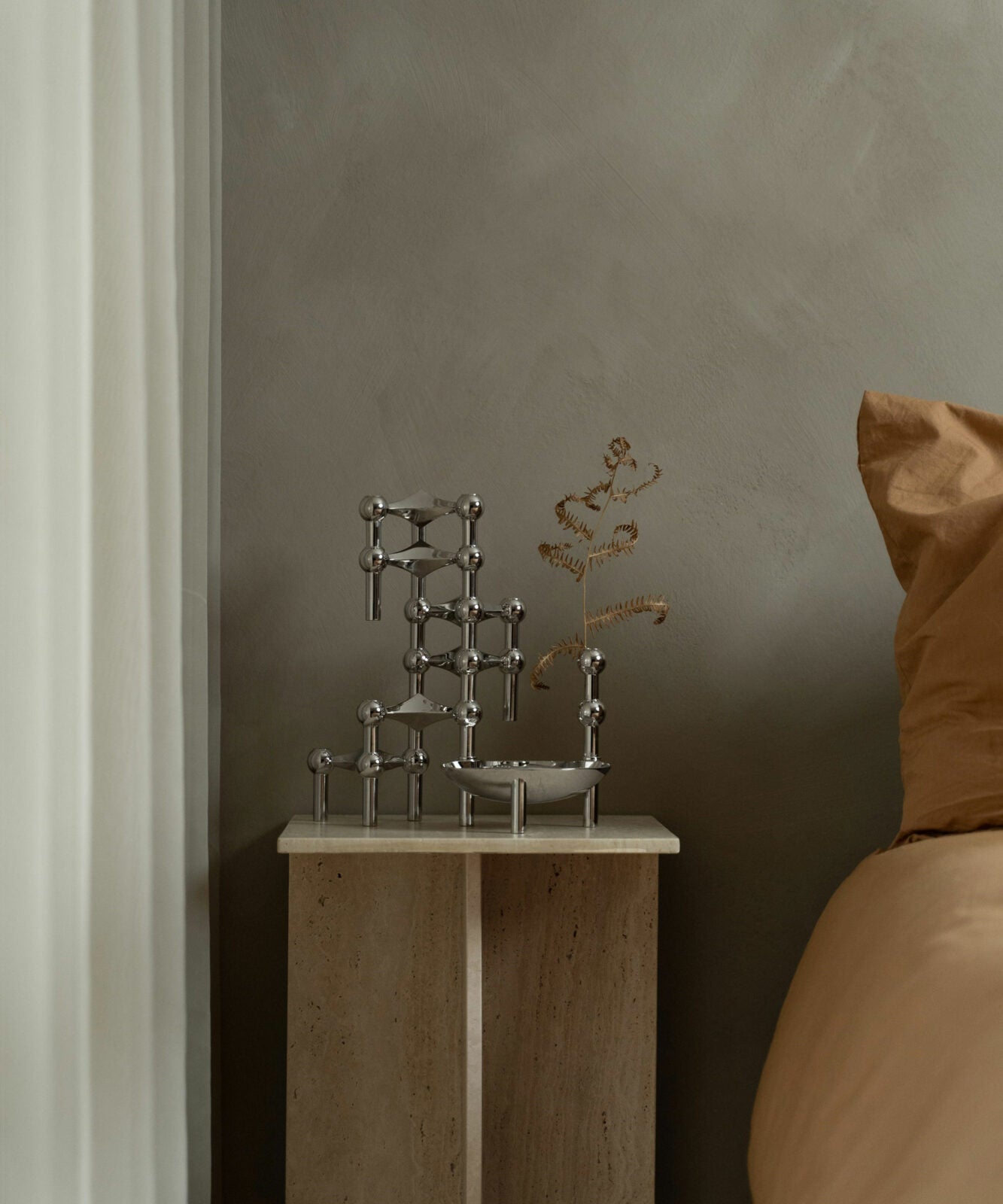 Bougeoir chrome avec son bol,ambiance chaude dans la chambre à coucher