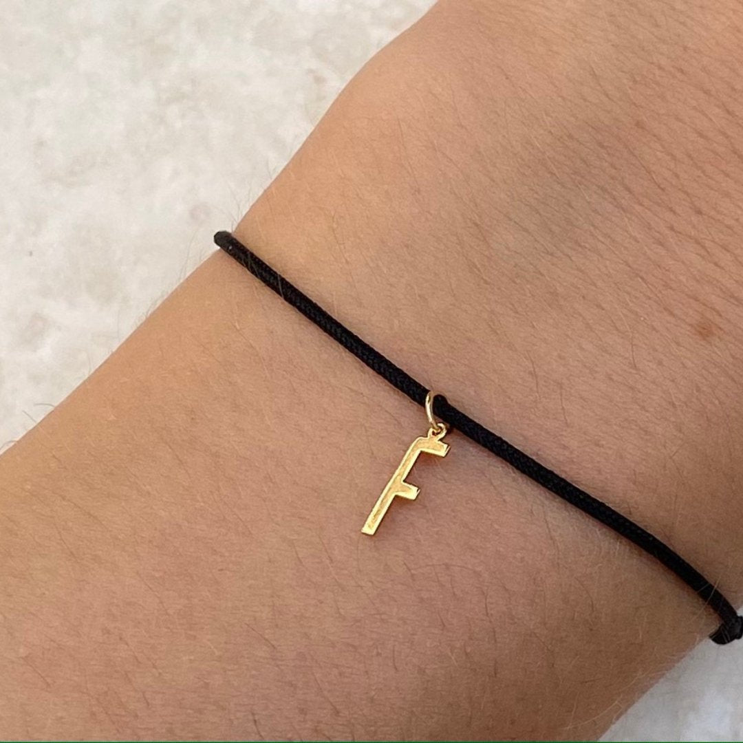 Bracelet Éternité Lettre F - Cordon Noir - Acmée - Maison Caldeira