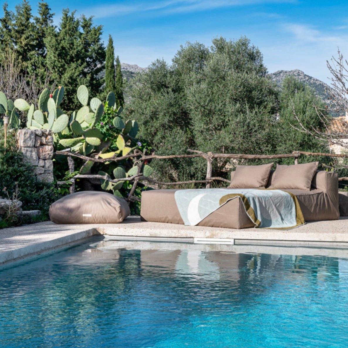 Canapé extérieur - Chocolat - Bed and philosophy - Design Contemporain - Maison Caldeira