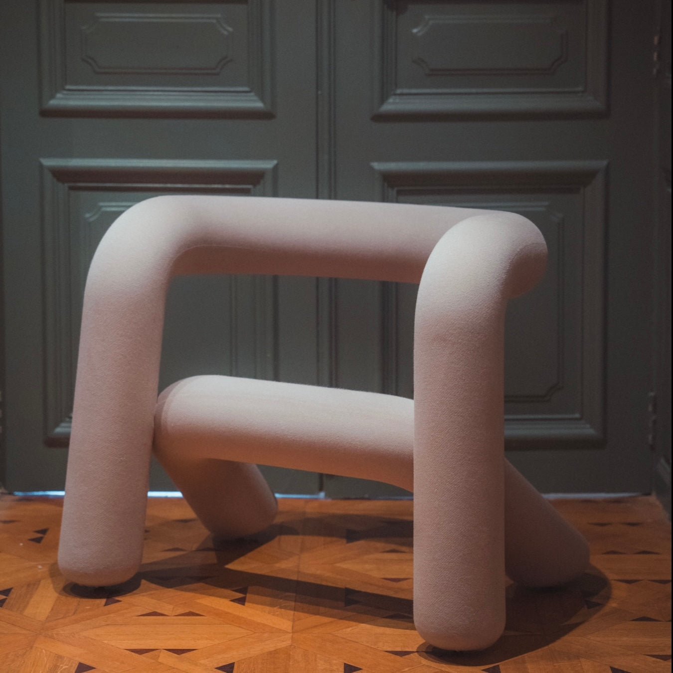 Fauteuil Extra Bold Grège – détail des courbes sculpturales et arrondies