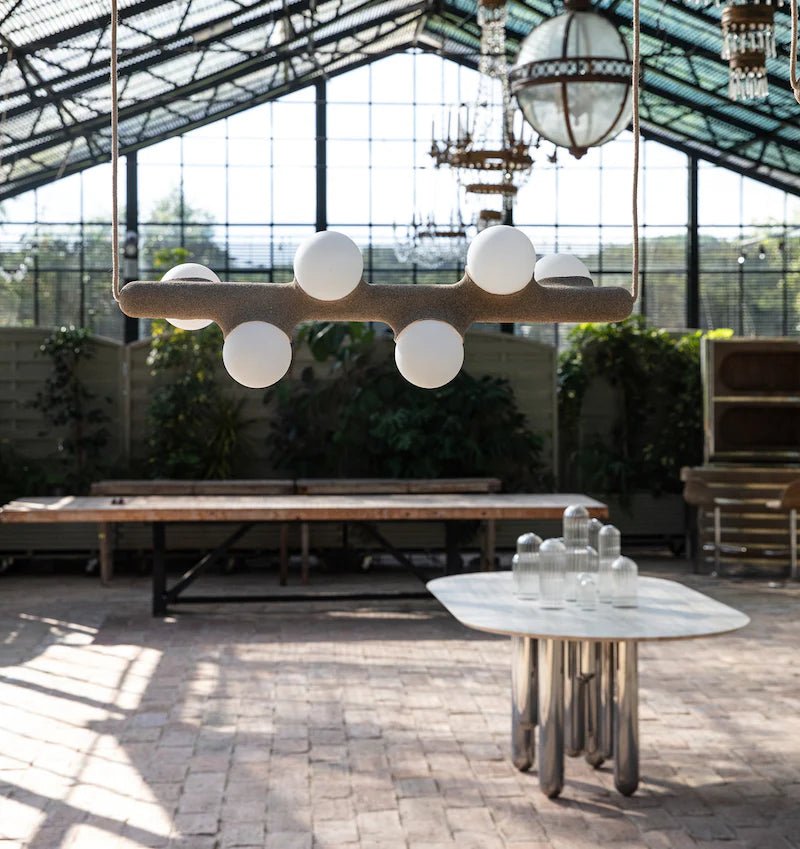 Vue du lustre Prickly Pear Horizontal – finition sable, six opalines lumineuses, design méditerranéen par Mickaël Koska