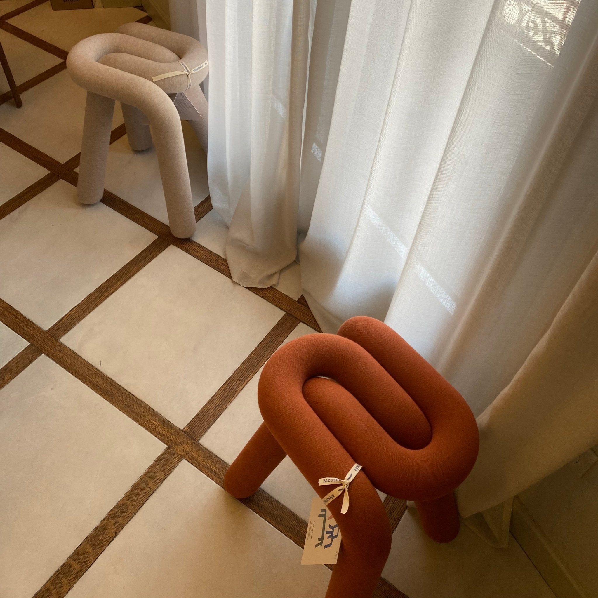 Tabouret Bold - Noisette - Moustache - Design Contemporain - Maison Caldeira