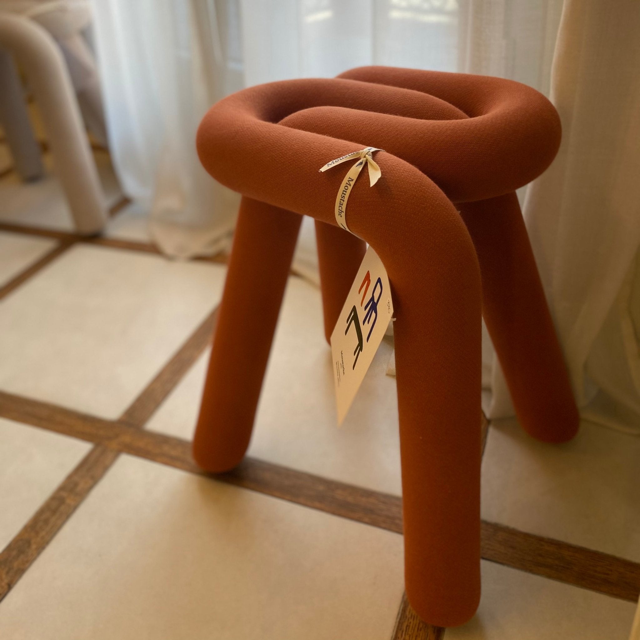 Tabouret Bold - Noisette - Moustache - Design Contemporain - Maison Caldeira