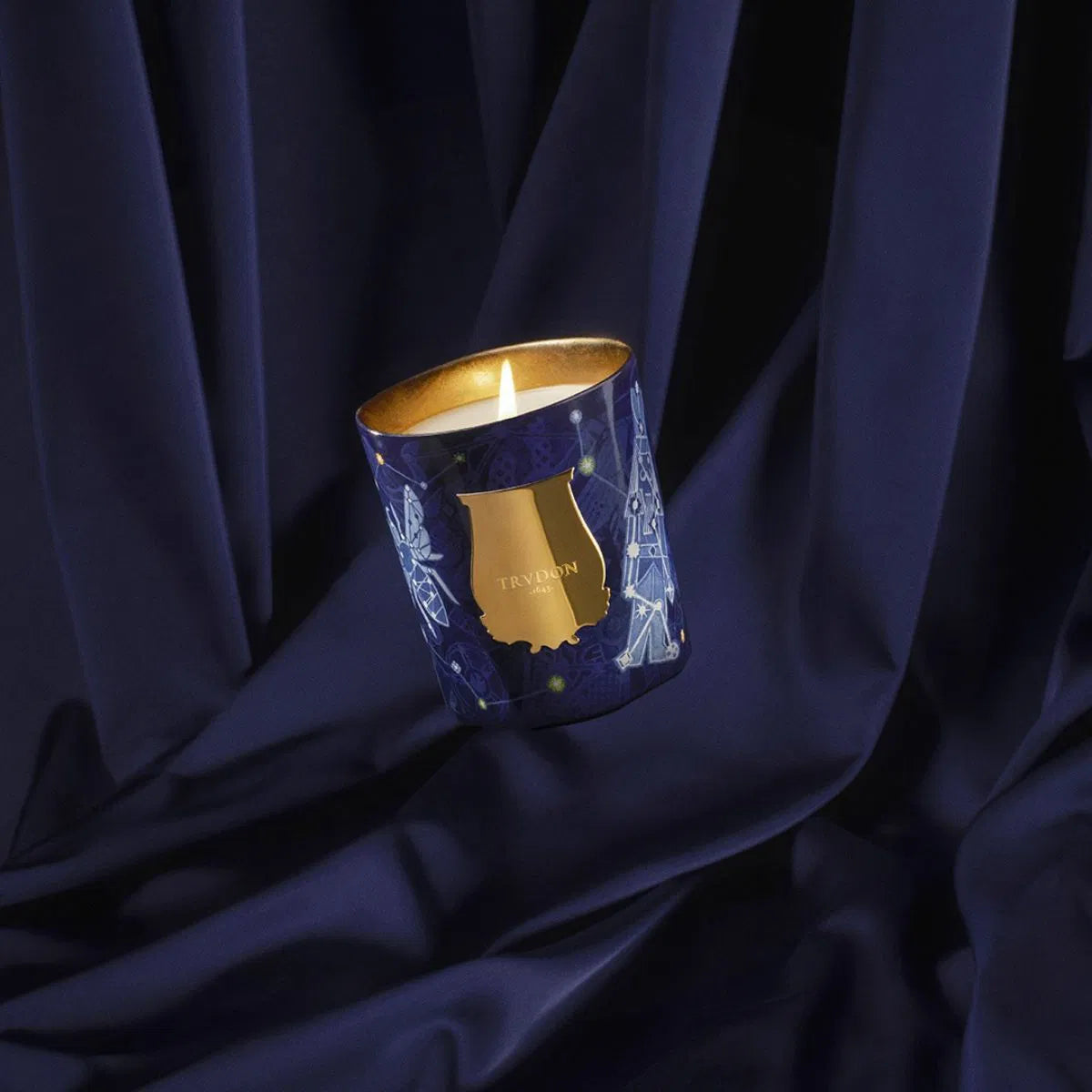 Bougie Trudon Luna allumée – ambiance chaleureuse et élégante, décor hivernal raffiné.