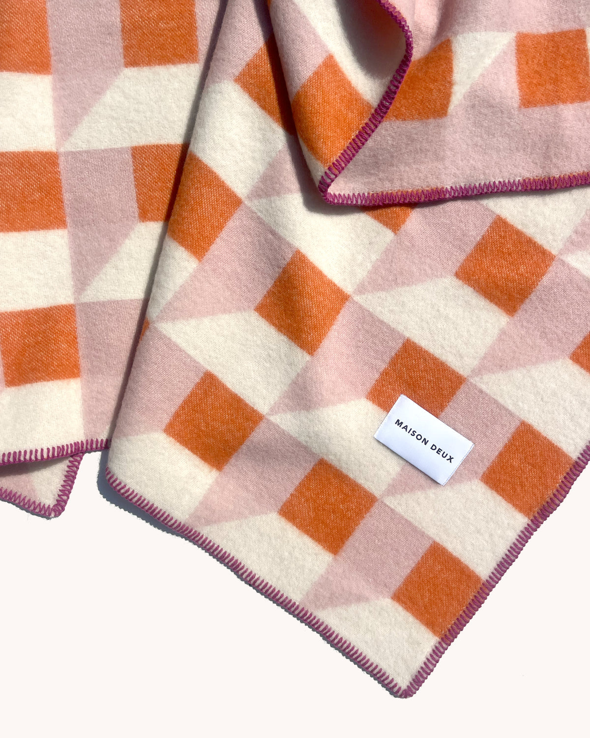maison-caldeiraCouverture Cubis Carotte Rose – Sélection Caldeira & Maison Deux
