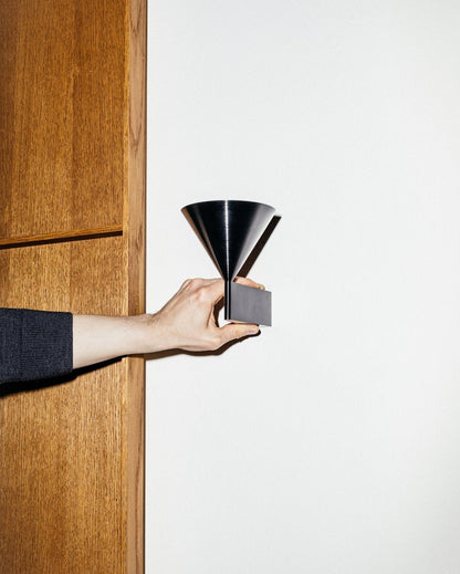 Vue latérale de l'applique Apollo 14 Pholc suspendue au‑dessus d’une table