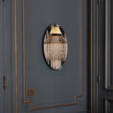 Applique murale Lampe C illuminant un mur d’entrée, effet de gouttelettes de lumière, DCW éditions