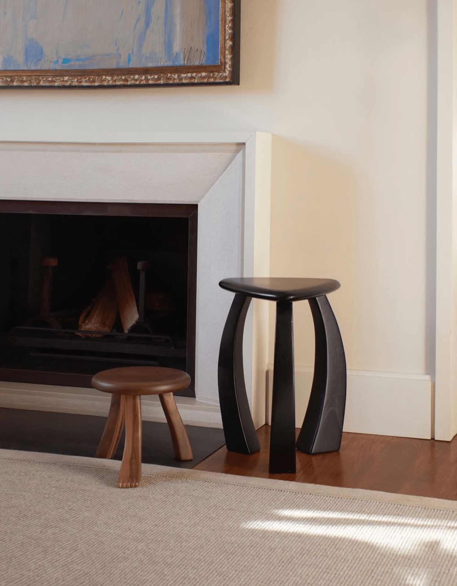 Arc de Stool '52 – Table d’Appoint en Châtaignier Noir Verni - Maison Caldeira