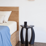 Arc de Stool '52 – Table d’Appoint en Châtaignier Noir Verni - Maison Caldeira