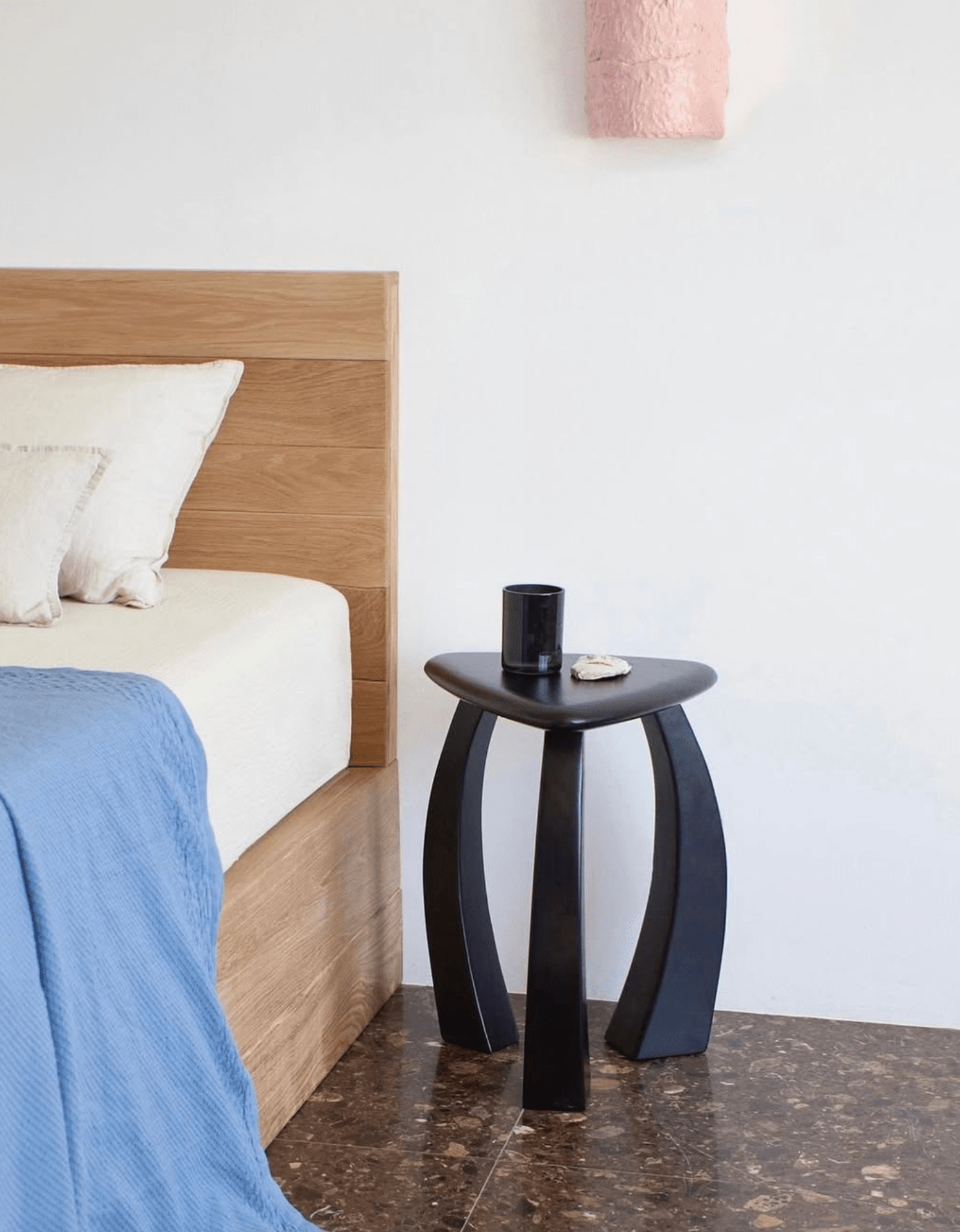 Arc de Stool '52 – Table d’Appoint en Châtaignier Noir Verni - Maison Caldeira