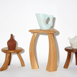 Arc de Stool '52 – Table d’Appoint Sculptée en Chêne Massif - Maison Caldeira