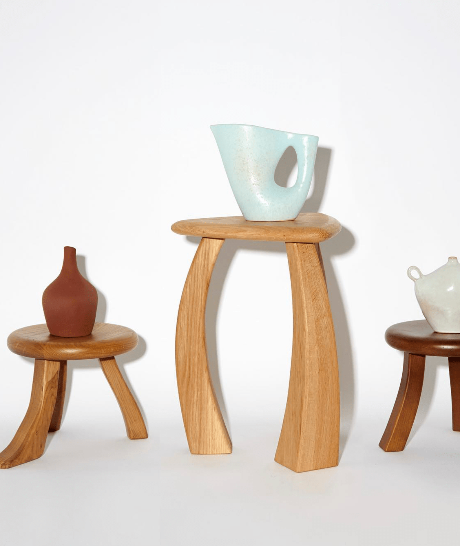 Arc de Stool '52 – Table d’Appoint Sculptée en Chêne Massif - Maison Caldeira
