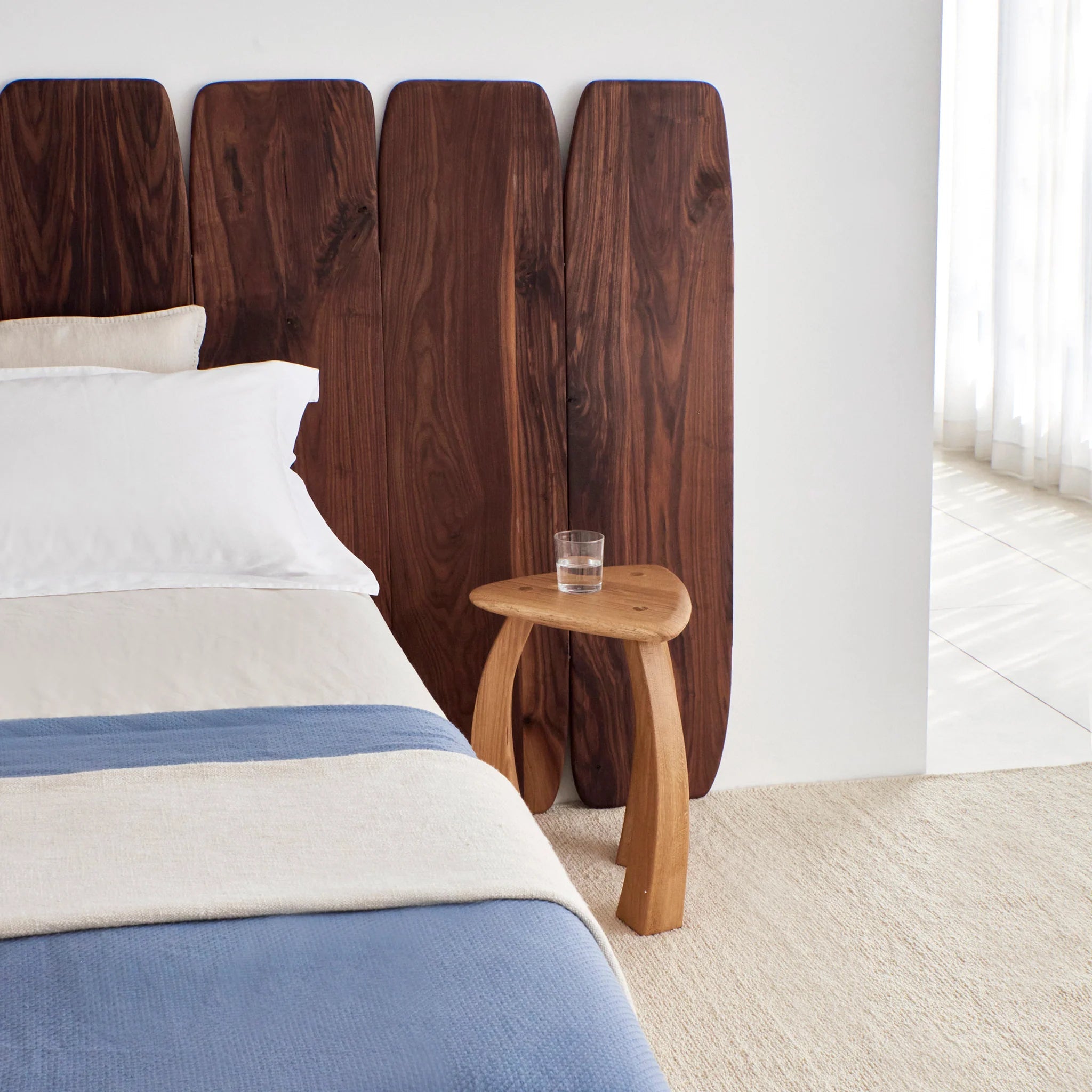 Arc de Stool '52 – Table d’Appoint Sculptée en Chêne Massif - Maison Caldeira