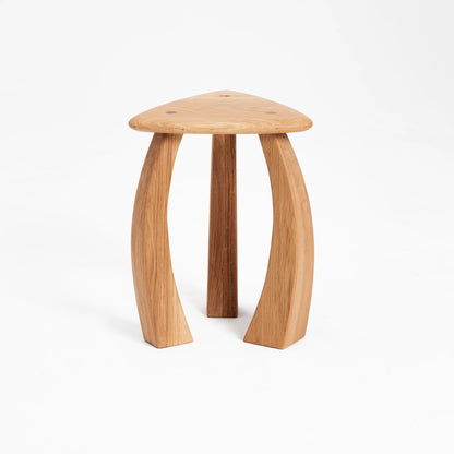 Arc de Stool '52 – Table d’Appoint Sculptée en Chêne Massif - Projects123A - Méditerranée - Maison Caldeira