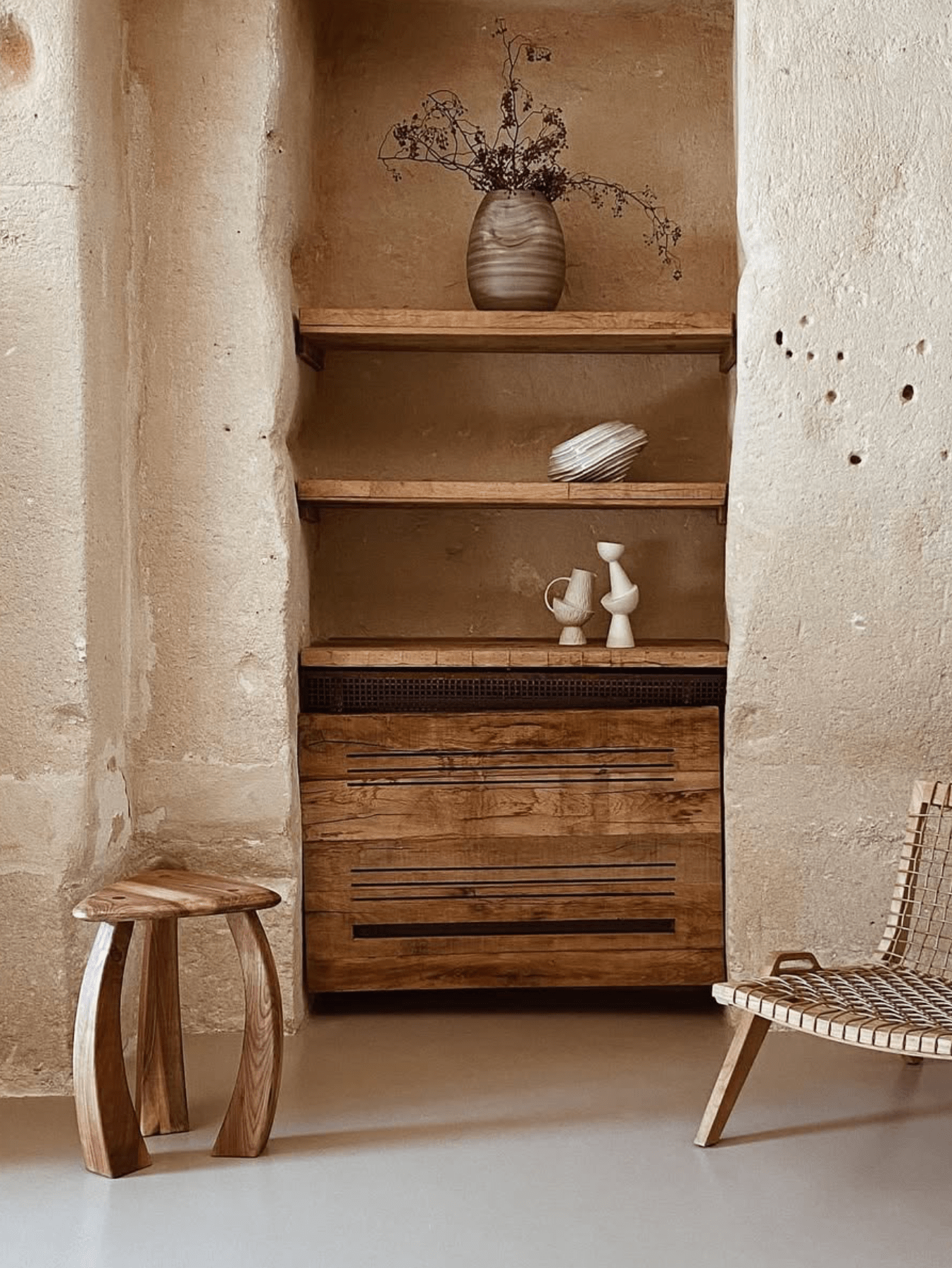 Arc de Stool '52 – Table d’Appoint Sculpturale en Noyer Massif - Maison Caldeira