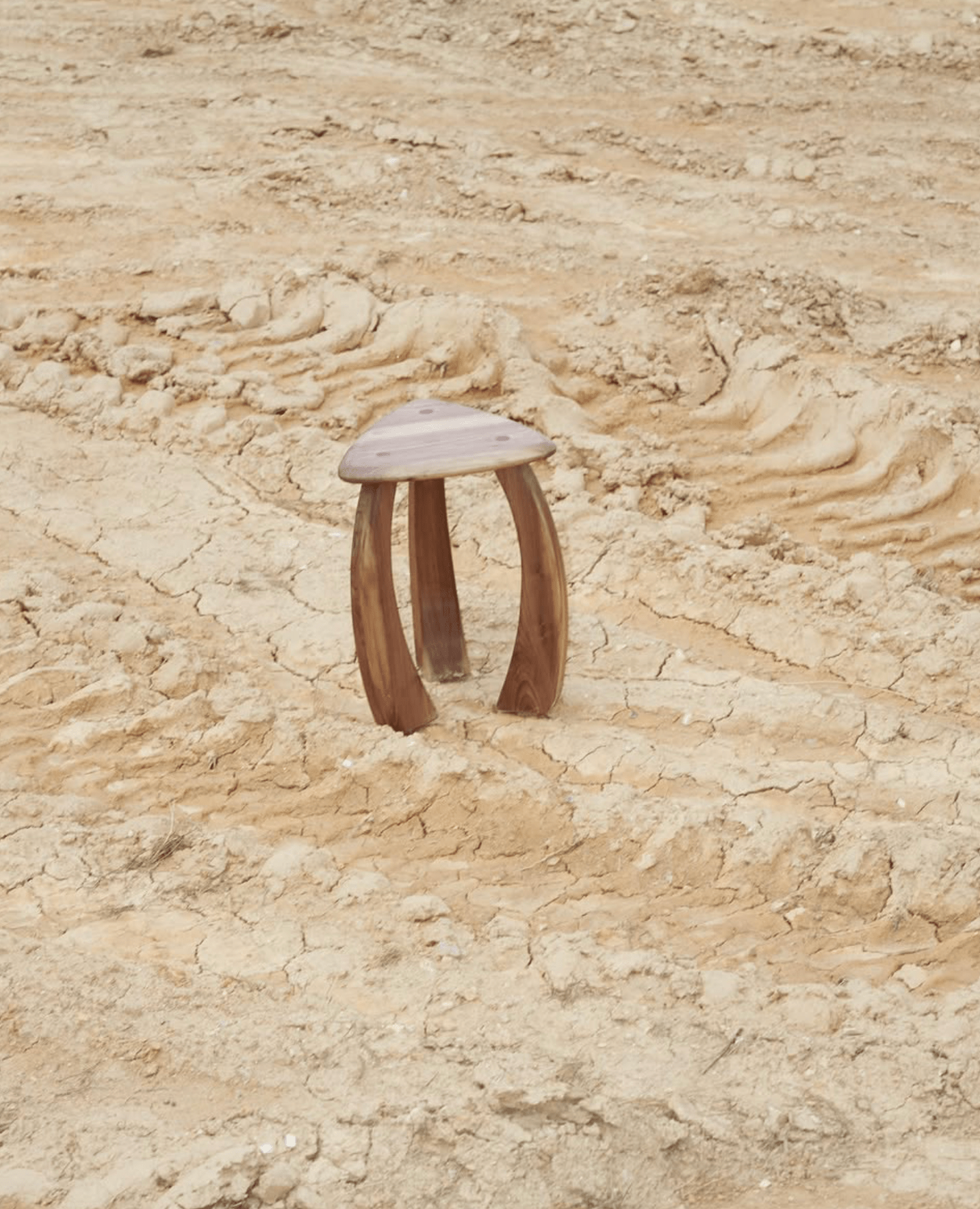 Arc de Stool '52 – Table d’Appoint Sculpturale en Noyer Massif - Maison Caldeira