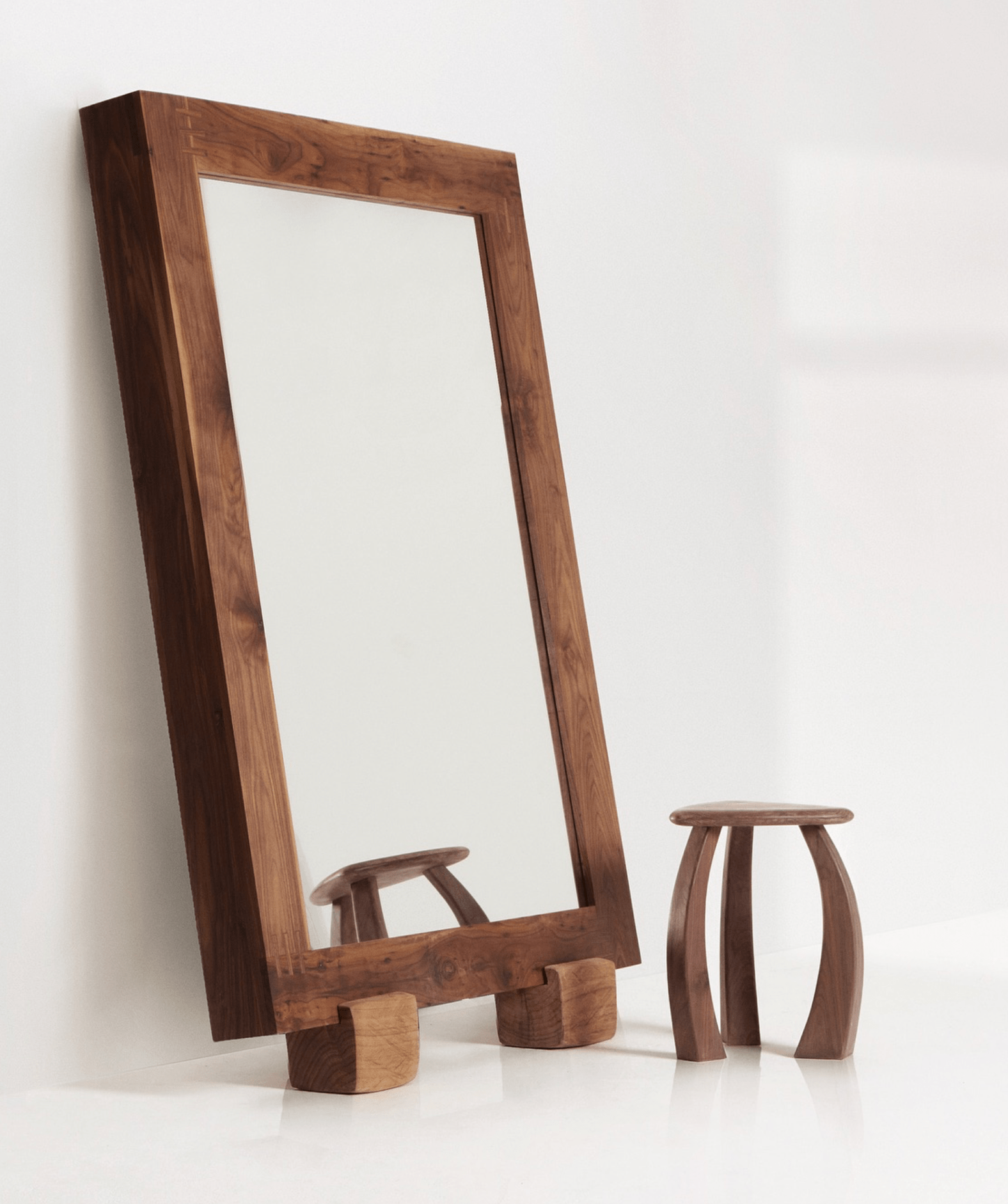 Arc de Stool '52 – Table d’Appoint Sculpturale en Noyer Massif - Maison Caldeira
