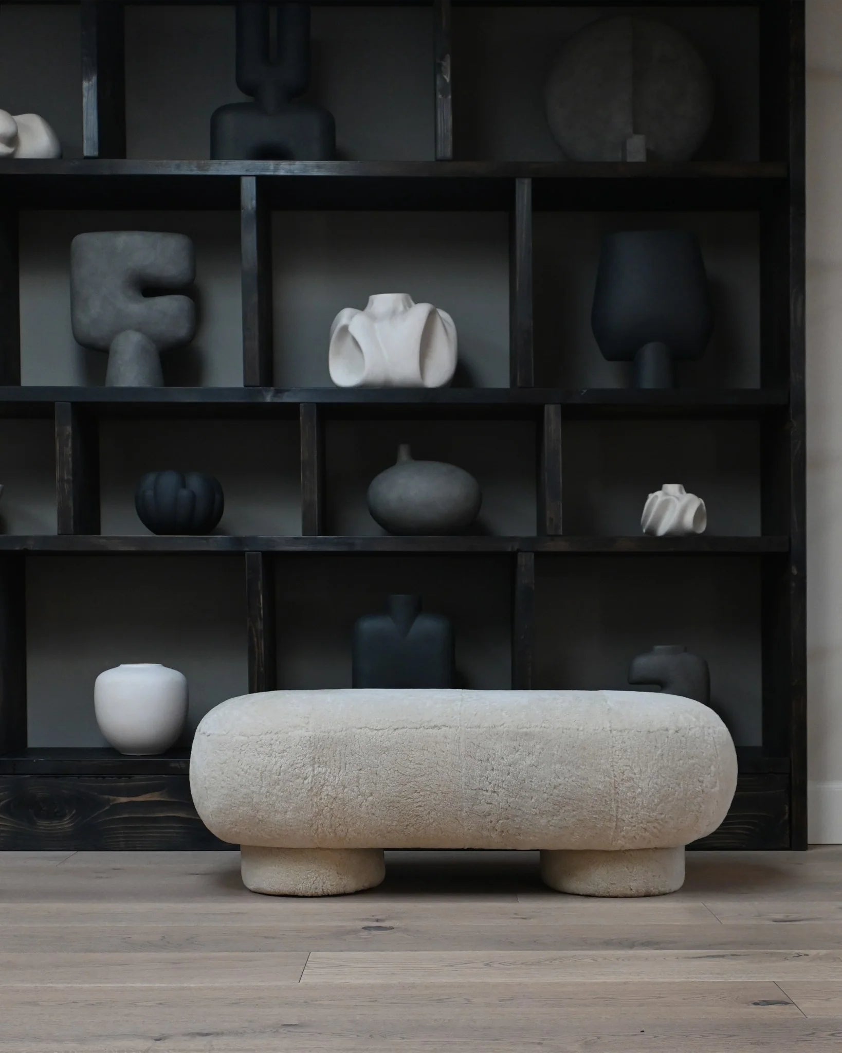 Banc Big Foot en peau de mouton - Sable - 101 copenhagen - Scandinave - Maison Caldeira