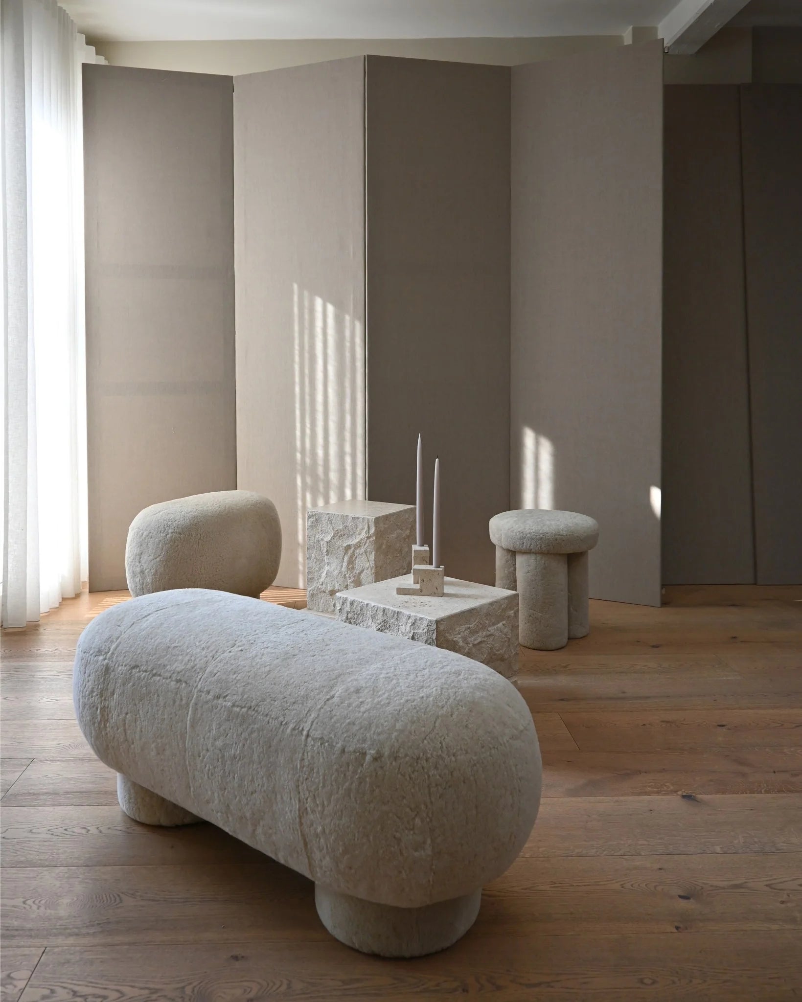 Banc Big Foot en peau de mouton - Sable - 101 copenhagen - Scandinave - Maison Caldeira