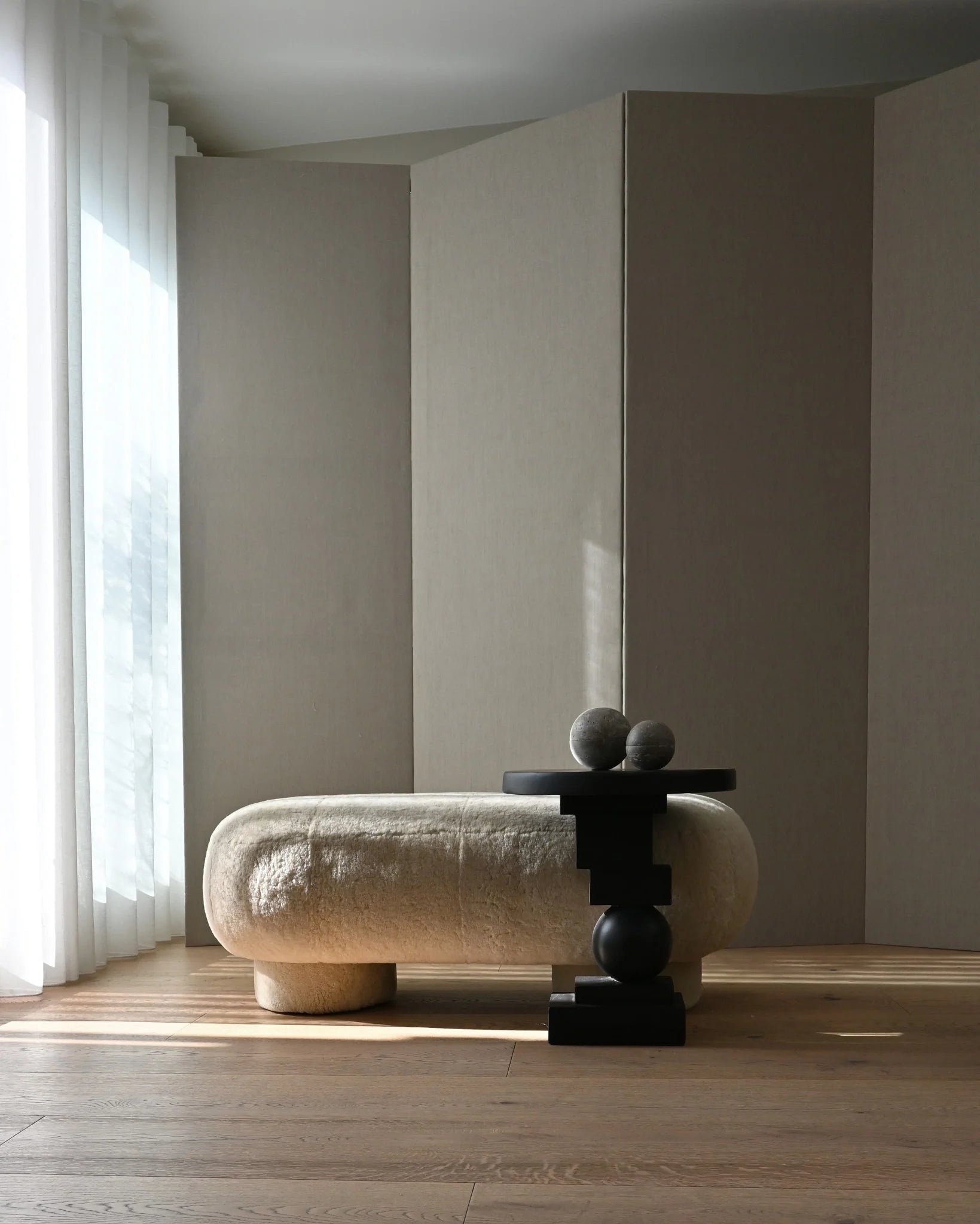 Banc Big Foot en peau de mouton - Sable - 101 copenhagen - Scandinave - Maison Caldeira