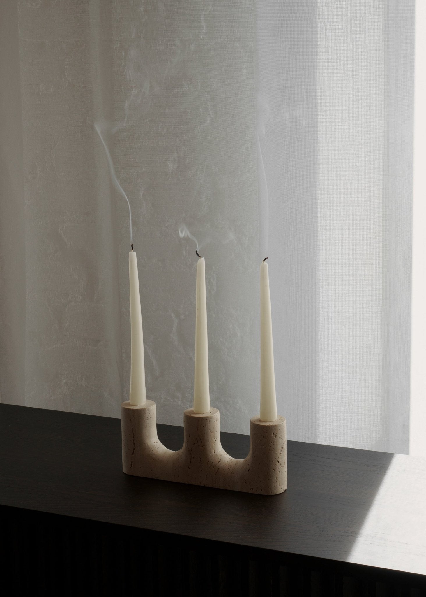 Un trio de bougeoirs en marbre sélectionné par Maison Caldeira 