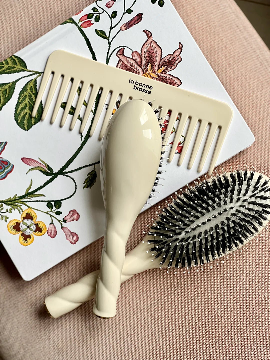 Brosse à cheveux N°1 L’UNIVERSELLE - Blanc crème - Maison Caldeira